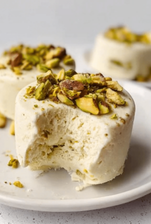 Pistachio frozen yogurt cups