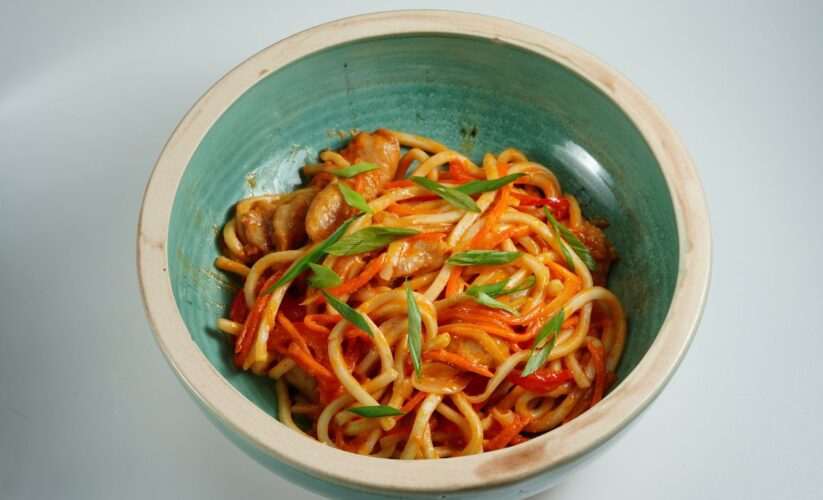 Noodles κοτόπουλου με γλυκιά σάλτσα