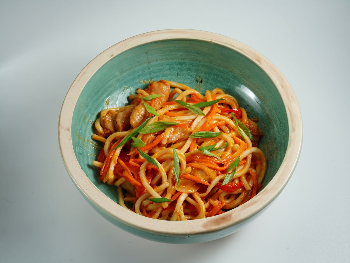 Noodles κοτόπουλου με γλυκιά σάλτσα